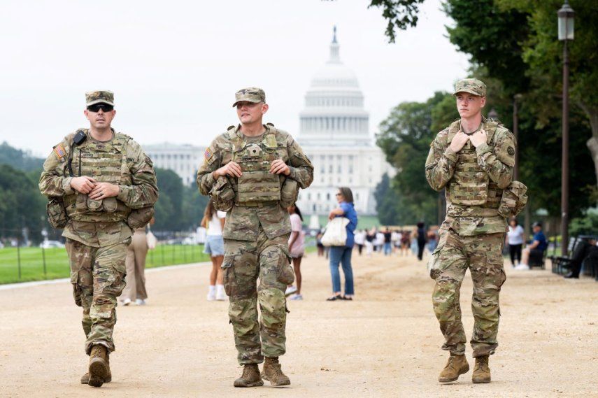 Miembros de la Guardia Nacional patrullan cerca del Capitolio de EEUU, en el National Mall en Washington, DC, el 20 de agosto de 2025.