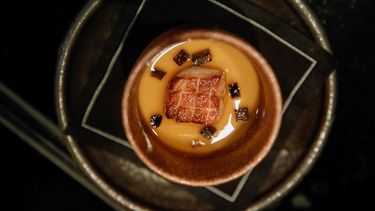 Un plato servido con foie gras chawanmushi se ve en el restaurante Tocqueville en Nueva York, el 23 de febrero de 2023. En Nueva York una guerra por el foie gras enfrenta a la ciudad, respaldada por por activistas por los derechos de los animales, contra criadores de patos y dueños de restaurantes.