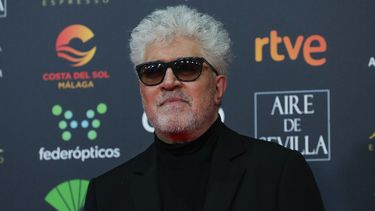El director español Pedro Almodóvar posa en la alfombra roja de los Premios Goya en Málaga, España, el 25 de enero de 2020.&nbsp;