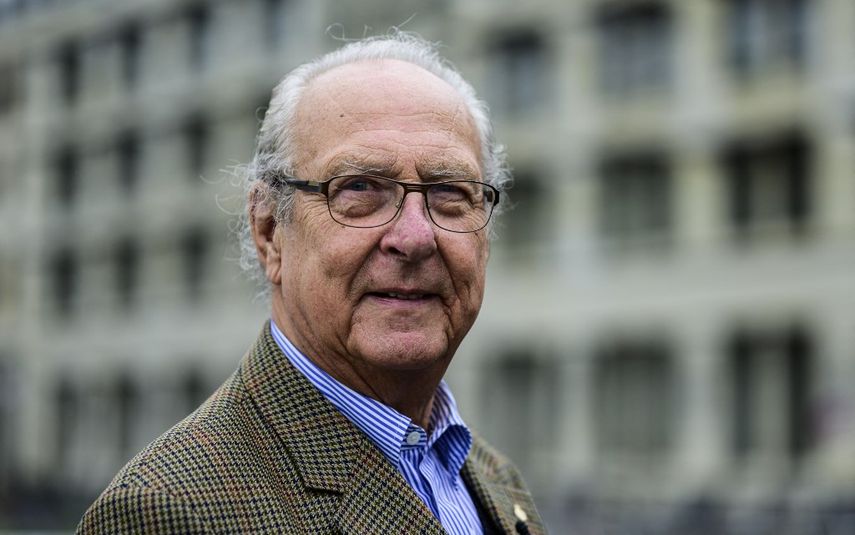 El príncipe Eduardo von Anhalt de Alemania, primo del rey Carlos III, posa en la Pariser platz de Berlín el 21 de marzo de 2023. Al príncipe, descendiente de una antigua línea germánica, le gusta deleitar a los oyentes con historias de sus estrechos lazos hereditarios con los británicos.