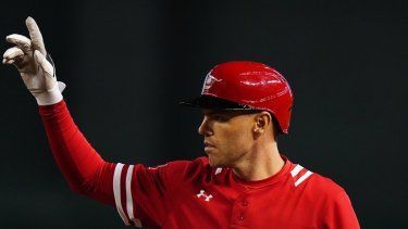 Freddie Freeman celebra la carrera anotada por Canadá ante Reino Unido en el Clásico Mundial de Béisbol