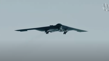 El nuevo B-21 Raider, un bombardero furtivo de alta tecnología capaz de transportar armas nucleares y convencionales, y diseñado para volar sin tripulación.