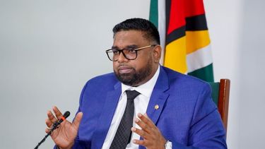 Azruddin Mohamed, detenido el 31 de octubre por participar en una operación criminal para evadir hasta 50 millones de dólares, pasó a ser el líder de la oposición de Guyana en septiembre tras quedar en segundo lugar en unos comicios que revalidaron el cargo de presidente Irfaan Ali&nbsp;