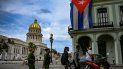 Policías caminan cerca del Capitolio de La Habana, Cuba. 