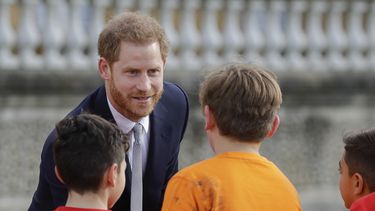 El pr&iacute;ncipe&nbsp;Harry saluda a alumnos de escuelas en los jardines del Palacio de Buckingham, Londres, jueves 16 de enero de 2020.&nbsp;