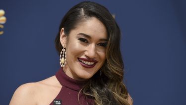 La actriz Qorianka Kilcher llega a la 70a entrega anual de los premios Emmy el 17 de septiembre de 2018 en Los Ángeles.