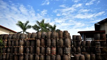 En esta foto de archivo tomada el 9 de marzo de 2018, los barriles de madera utilizados para añejar el ron Havana Club se apilan en la destilería San José de Havana Club. El saber de los maestros roneros de Cuba fue agregado a la lista del patrimonio inmaterial de la Unesco el 30 de noviembre de 2022.