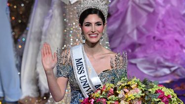 Miss Universo Venezuela 2024, Stephany Abasali del estado Anzoátegui, saluda mientras celebra tras ser coronada durante el certamen de belleza en Caracas el 5 de diciembre de 2024.