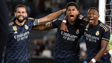 El centrocampista inglés del Real Madrid #5 Jude Bellingham (C) celebra su gol con el defensor español del Real Madrid #06 Nacho Fernández y el defensor austriaco del Real Madrid #04 David Alaba durante el partido de fútbol de la Liga española entre el RC Celta de Vigo y el Real Madrid CF en el Balaidos Estadio de Vigo el 25 de agosto de 2023. &nbsp;