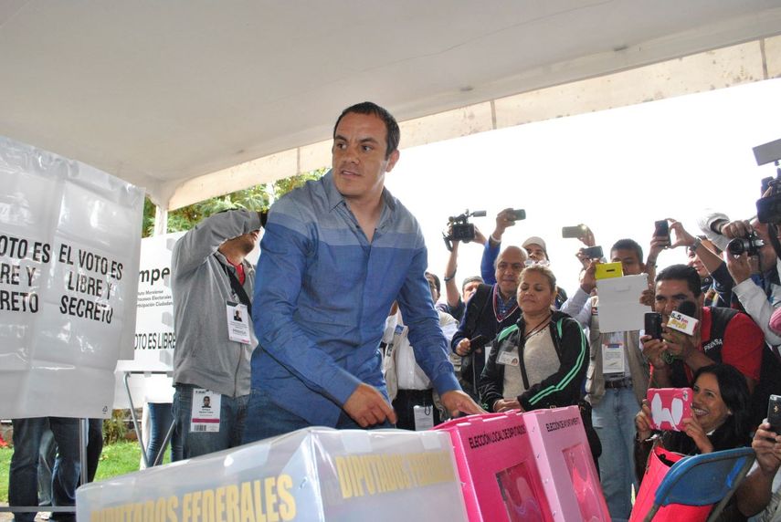 Gobernador de Morelos y exestrella del fútbol mexicano Cuauhtémoc Blanco, emite su voto durante las elecciones legislativas del 7 de junio de 2015 en Cuernavaca, México. (AP Foto/Tony Rivera, Archivo)