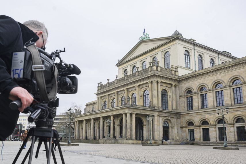 Un camarógrafo filma la Ópera Estatal de Hannover, Alemania, el lunes 13 de febrero de 2023. Director de ballet alemán ataca con heces a una crítica.
