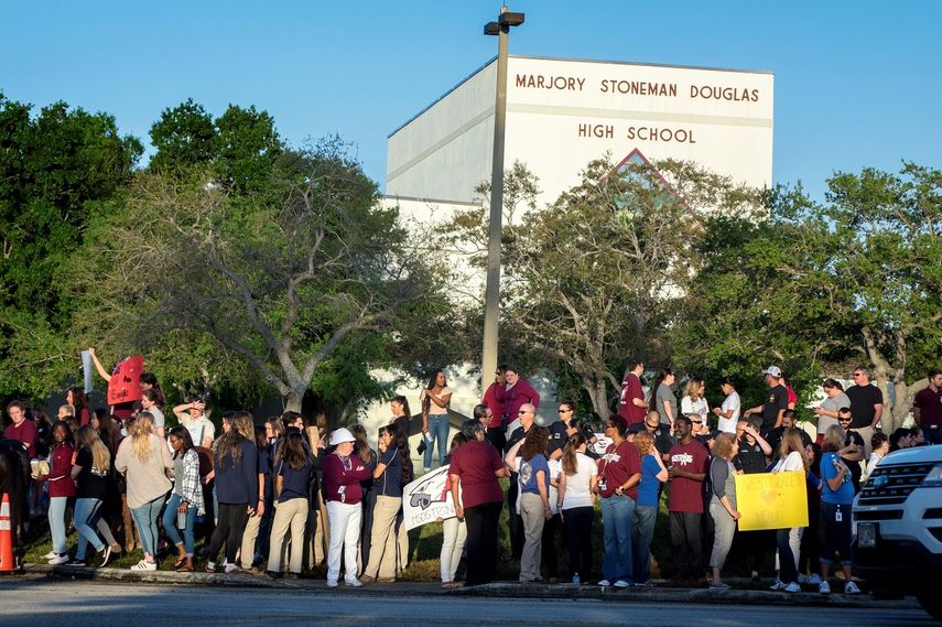 Estudiantes en las afueras de la secundaria Marjory Stoneman Douglas, dos semanas después del tiroteo, ocurrido el 14 de febrero de 2018.&nbsp;