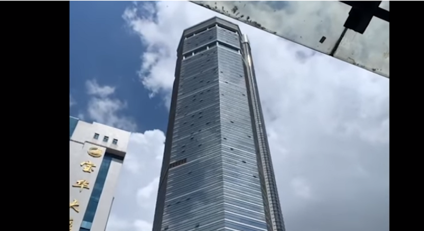 El SEG Plaza, que se terminó de construir en 2000, es uno de los edificios más emblemáticos de Shenzhen (sur), la inmensa metrópolis limítrofe de Hong Kong.
