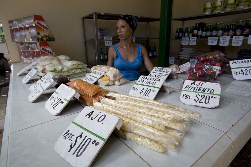 Roxana L&oacute;pez vende verduras en un puesto en La Habana, Cuba, en julio de 2019.