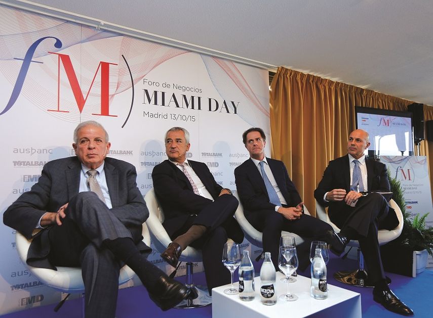 Tomás Regalado (izq) en el foro celebrado en la capital española