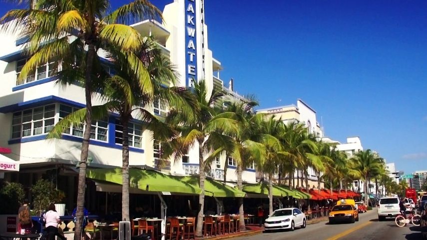 Los turistas fueron asaltados en la popular calle Ocean Drive en Miami Beach.