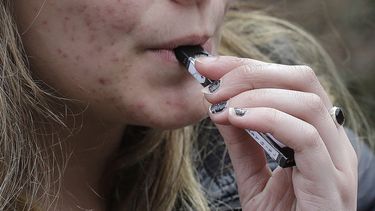 Foto tomada el 11 de abril del 2018 de alguien vapeando en Cambridge, Massachusetts.