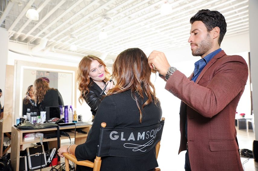 La maquillista Kelli Bartlett y el director creativo de Glamsquad Giovanni Vaccaro arreglan a una cliente. (BILLY FARRELL AGENCY).