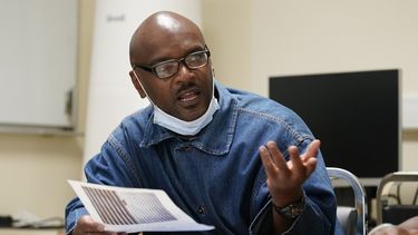 El recluso Derry Brown habla durante una clase de inglés llamada Ficciones cosmopolitas en la Universidad Monte Tamalpais en la Prisión Estatal San Quentin el 12 de abril de 2022 en San Quentin, California.&nbsp;
