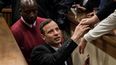 El atleta sudafricano Oscar Pistorius a su salida del Tribunal Superior de Pretoria, Sudáfrica, luego de ser condenado a seis años de prisión por el asesinato a disparos de su novia, la modelo Reeva Steenkamp. La jueza del Tribunal Superior de Pretoria