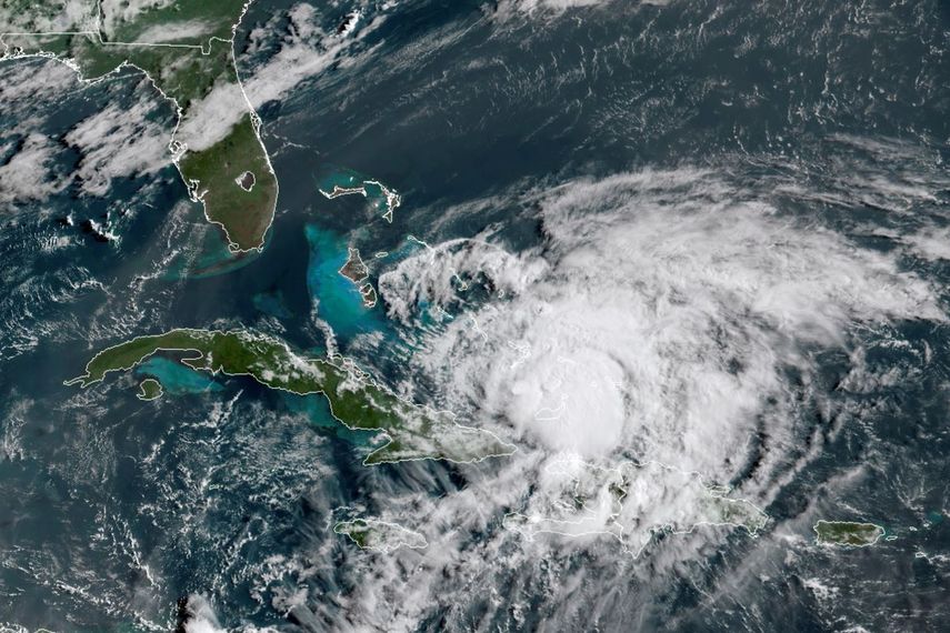 En esta fotograf&iacute;a del sat&eacute;lite GOES-16 tomada el viernes 31 de julio de 2020 y proporcionada por la Administraci&oacute;n Oce&aacute;nica y Atmosf&eacute;rica de Estados Unidos (NOAA, por sus siglas en ingl&eacute;s), el hurac&aacute;n Isa&iacute;as avanza en el Caribe.