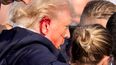 El expresidente Donald Trump tras ser impactado por una de las balas que disparó el atacante en Pennsylvania.