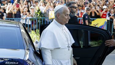 El papa León XIV a su llegada este sábado al centro CEDIA 24 Horas, de Cáritas Madrid.