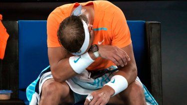 Rafael Nadal, en un momento de su partido de segunda ronda del Abierto de Australia contra Mackenzie McDonald, en Melbourne, el 18 de enero de 2023.