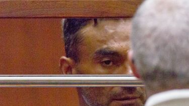 El salvadoreño Ramón Alberto Escobar, con un abogado no identificado, aparece en una audiencia en el Tribunal Superior del condado de Los Ángeles.