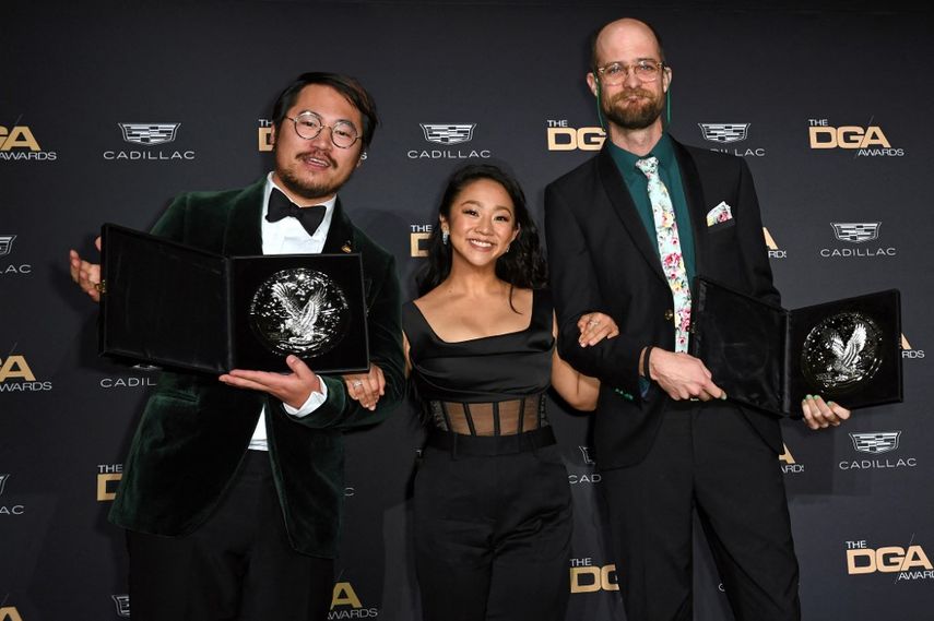 La actriz estadounidense Stephanie Hsu posa con los cineastas estadounidenses Daniel Kwan y Daniel Scheinert, ganadores de un medallón de los premios DGA por Everything Everywhere All at Once en la sala de prensa durante la 75.ª entrega de los premios Directors Guild of America en el hotel Beverly Hilton en Beverly Hills, California, 18 de febrero de 2023.