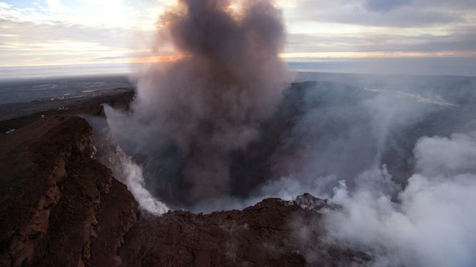 El Kilauea, uno de los volcanes más grandes del mundo, lleva días en intensa actividad, las evacuaciones continúan