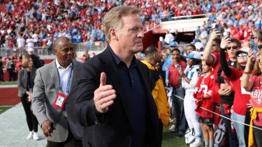 Roger Goodell, comisionado de la NFL, saluda a los espectadores antes de la final de la Conferencia Nacional entre los 49ers de San Francisco y los Lions de Detroit, el domingo 28 de enero de 2024&nbsp;