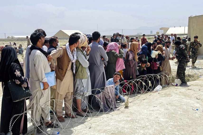 Personas formadas esperando a ingresar al aeropuerto internacional de Kabul, Afganistán, el 17 de agosto de 2021.&nbsp;&nbsp;