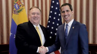El secretario de Estado, Mike Pompeo, donde aparece acompañado por el presidente encargado de Venezuela, Juan Guaidó, el 20 de enero de 2020, en su encuentro en Bogotá, Colombia.