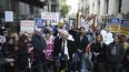 El padre de Julian Assange, John Shipton, centro, habla ante los medios afuera del tribunal de Old Bailey, al final de la audiencia de extradici&oacute;n de Assange a Estados Unidos, en Londres, el jueves 1 de octubre de 2020.&nbsp;