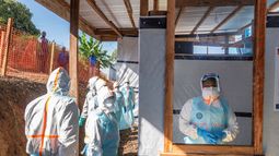 Trabajadores de la salud permanecen en un nuevo centro de tratamiento para el ébola durante una visita de Tedros Adhanom Ghebreyesus, director general de la Organización Mundial de la Salud (OMS), en Bunia, en el noreste de la República Democrática del Congo, el 31 de mayo de 2026. &nbsp;