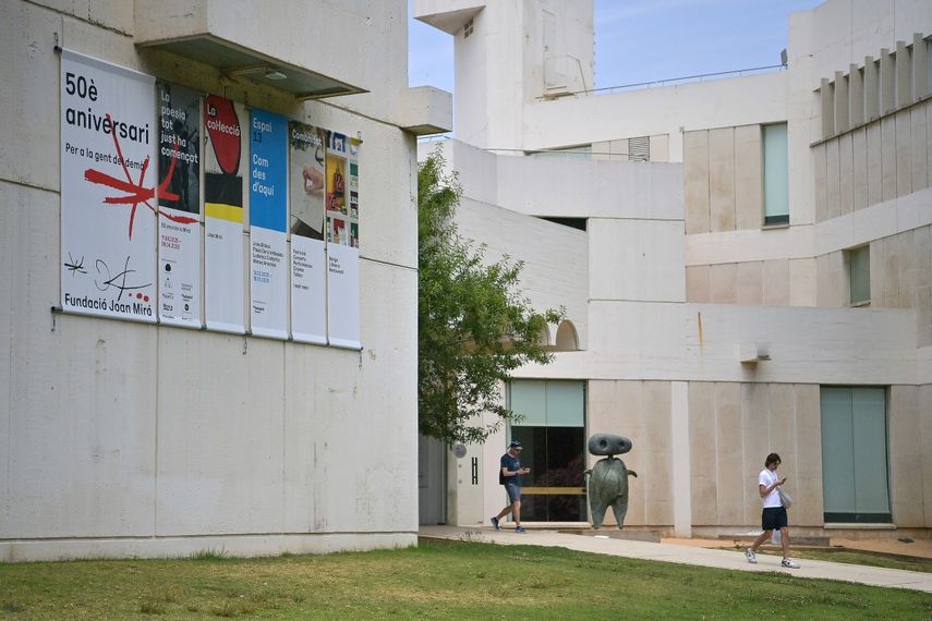 Dos personas pasan junto a la escultura de Joan Miró titulada Personaje (1970) a la salida de la Fundació Joan Miró de Barcelona, el 7 de junio de 2025. &nbsp; &nbsp; &nbsp;