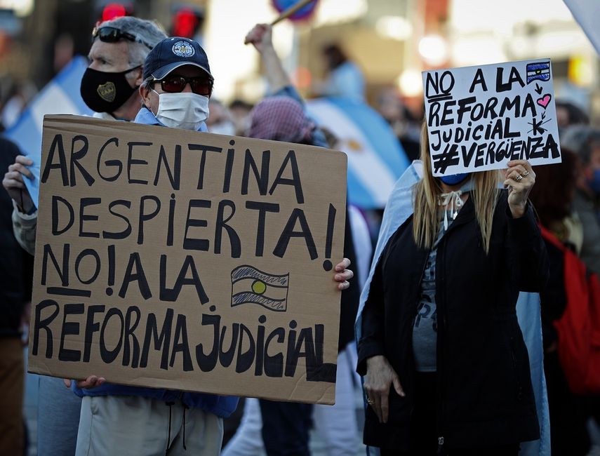Ciudadanos participan en una protesta -convocada por redes sociales bajo el lema # 13STodosALasCalles para defender la Rep&uacute;blica - contra la pr&oacute;rroga de la cuarentena obligatoria, que ya ha durado 180 d&iacute;as, y el proyecto de ley de reforma judicial del gobierno en Buenos Aires el 13 de septiembre , 2020. &nbsp; &nbsp;