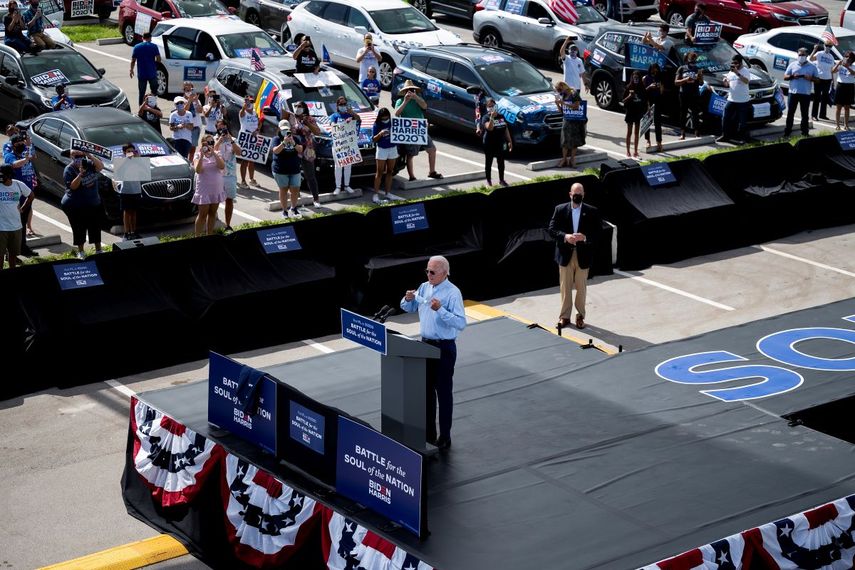 El candidato presidencial demócrata y exvicepresidente de los Estados Unidos, Joe Biden, pronuncia un discurso en un evento Drive-in en Coconut Creek, Florida, el 29 de octubre de 2020.&nbsp;
