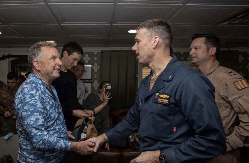 El enviado especial Steve Witkoff y el yerno del presidente Donald Trump, Jared Kushner, visitaron este sábado el portaviones USS Abraham Lincoln, ubicado en el Medio Oriente.