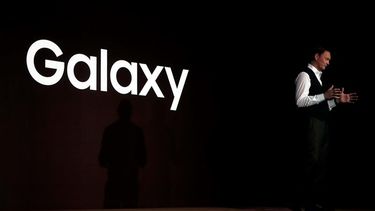 Samsung presentó sus nuevos teléfonos inteligentes de gama alta Galaxy&nbsp;S8&nbsp;y S8+, con pantallas de 5,8 y 6,2 pulgadas.