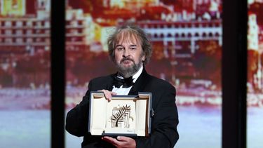 El director, guionista y productor neozelandés Peter Jackson recibe su Palma de Oro Honorífica en el escenario durante la ceremonia de inauguración de la 79ª edición del Festival de Cine de Cannes, en Cannes, al sur de Francia, el 12 de mayo de 2026.&nbsp;