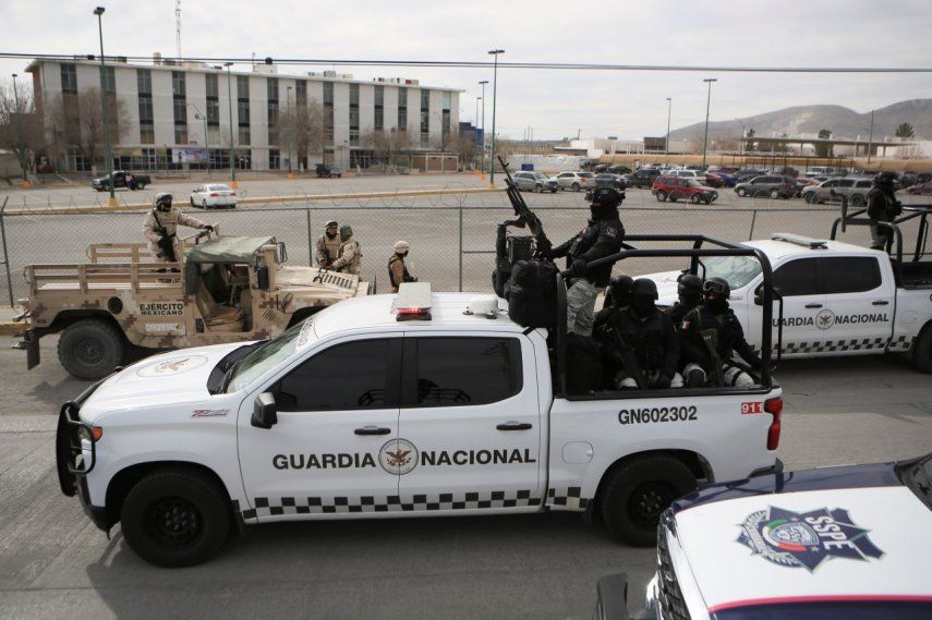 La Guardia Nacional Mexicana hace guardia afuera de una prisión estatal en Ciudad Juárez, México.