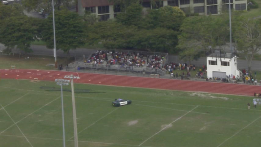 Los estudiantes de Lauderdale Lakes Middle School fueron trasladados al campo de fútbol.&nbsp;