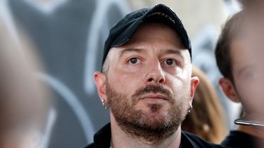 El diseñador de moda, Demna Gvasalia, habla con la gente al final del desfile de su colección Primavera/Verano 2019 para hombre y mujer de Vetements, en París, el 1 de julio de 2018.