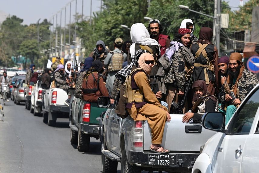 Milicianos talibanes patrullan en las calles de Kabul, Afganistán.