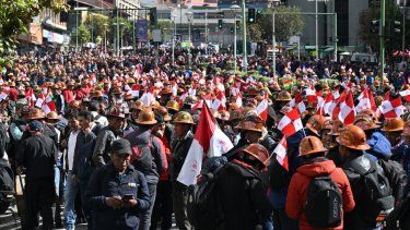 Trabajadores mineros bloquean una avenida durante una marcha para exigir al gobierno del presidente boliviano Luis Arce que encuentre una solución a la falta de dólares y la escasez de combustible, La Paz, el 23 de abril de 2025.