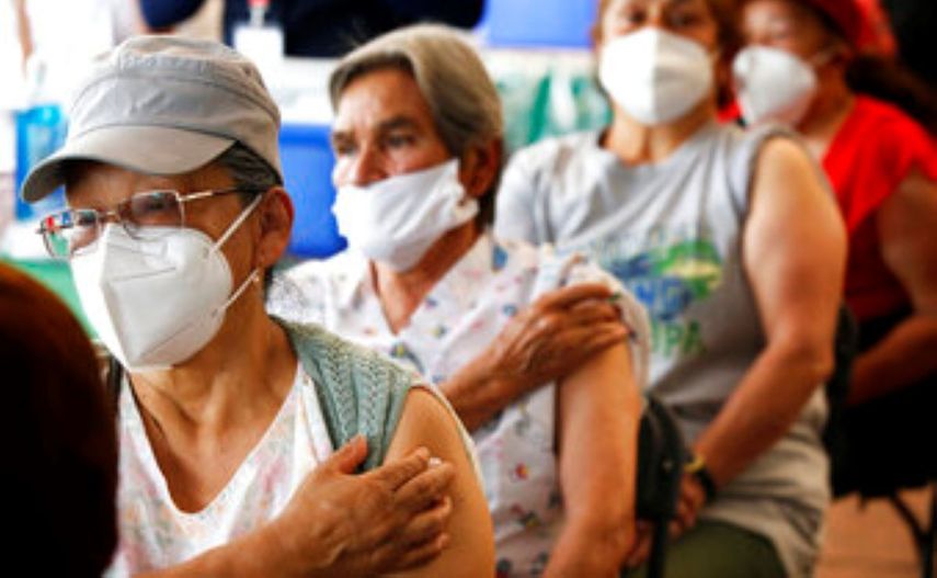 Personas mayores de 60 años esperan en observación luego de recibir su segunda dosis de la vacuna AstraZeneca COVID-19 en el Estadio Olímpico Universitario de la Ciudad de México