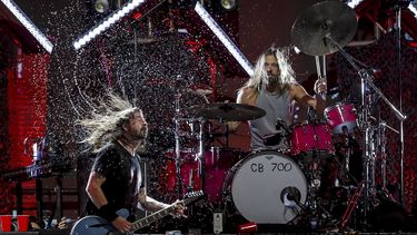 Fotografía tomada el 18 de marzo de 2022 del baterista de Foo Fighters, Taylor Hawkins, y el cantante principal, Dave Grohl, en el escenario, en el festival de música Lollapalooza 2022 en Santiago. El grupo de rock gana tres Grammy tras el fallecimiento de Hawkins.