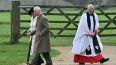 El rey Carlos III de Gran Bretaña y la reina Camilla se van después de asistir a un servicio del reverendo Paul Williams en la iglesia de Santa María Magdalena en Sandringham Estate, en el este de Inglaterra, el 11 de febrero de 2024.